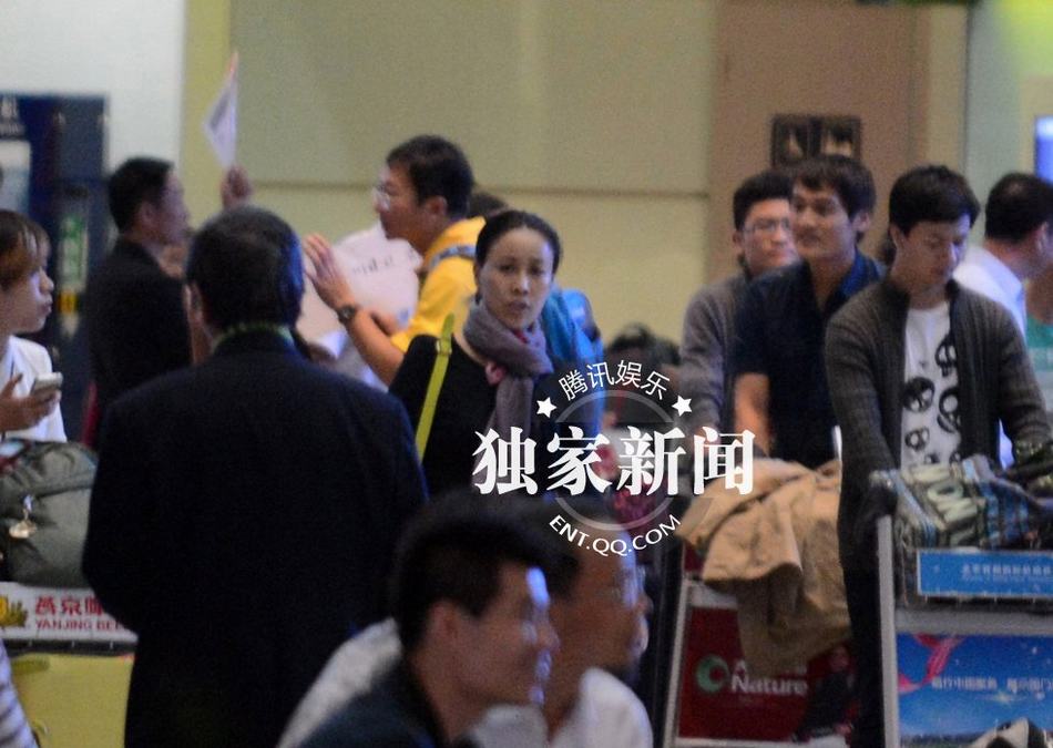 那英回京素顏顯蒼老 機場當(dāng)眾挖鼻行為不雅