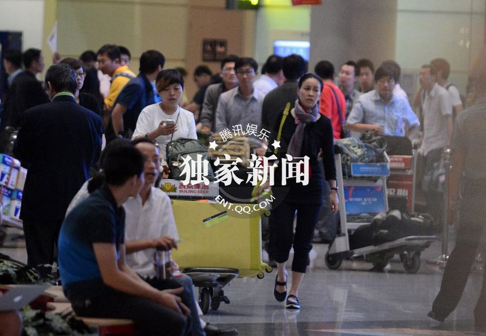 那英回京素顏顯蒼老 機(jī)場(chǎng)當(dāng)眾挖鼻行為不雅