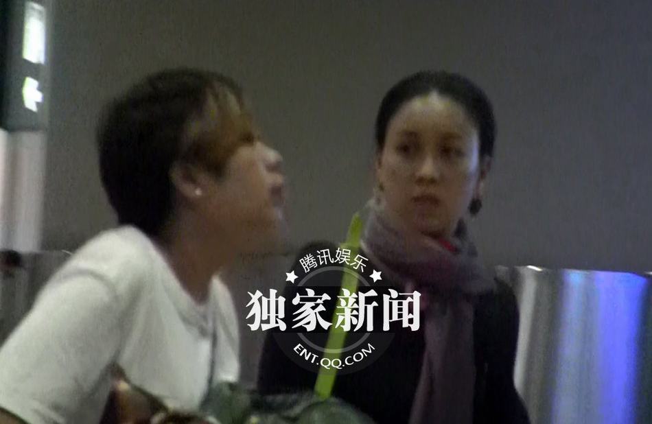 那英回京素顏顯蒼老 機場當(dāng)眾挖鼻行為不雅