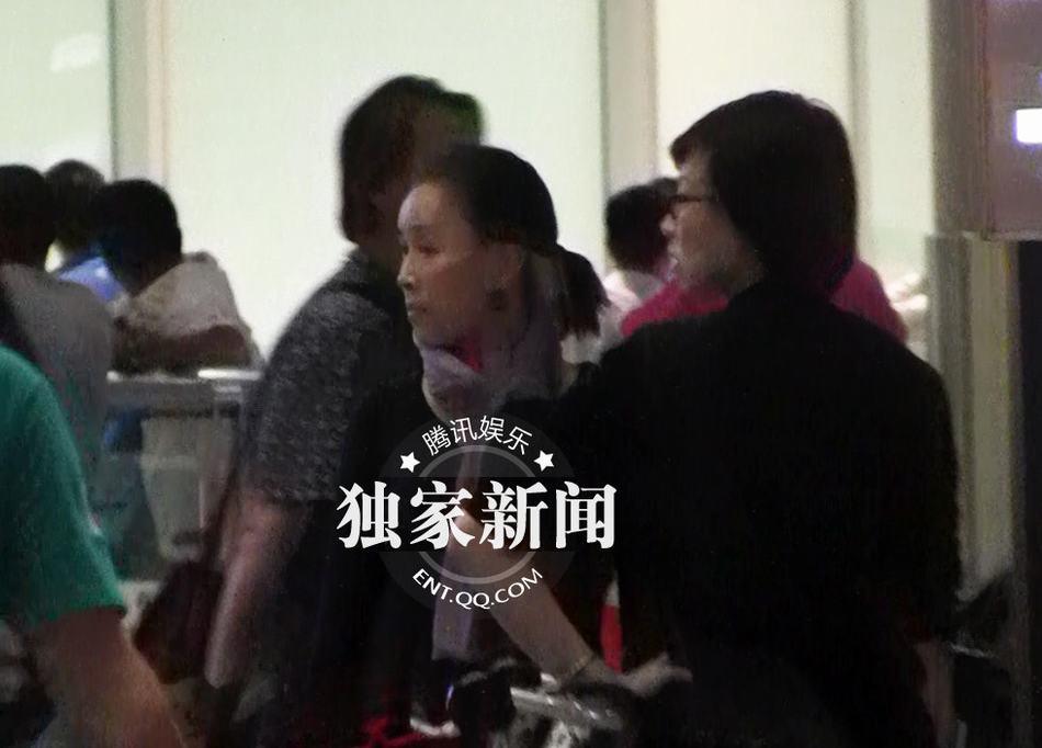 那英回京素顏顯蒼老 機(jī)場當(dāng)眾挖鼻行為不雅