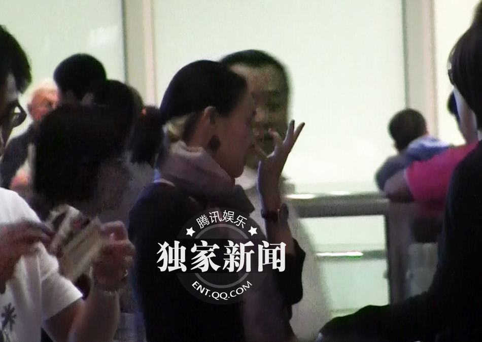 那英回京素顏顯蒼老 機場當眾挖鼻行為不雅