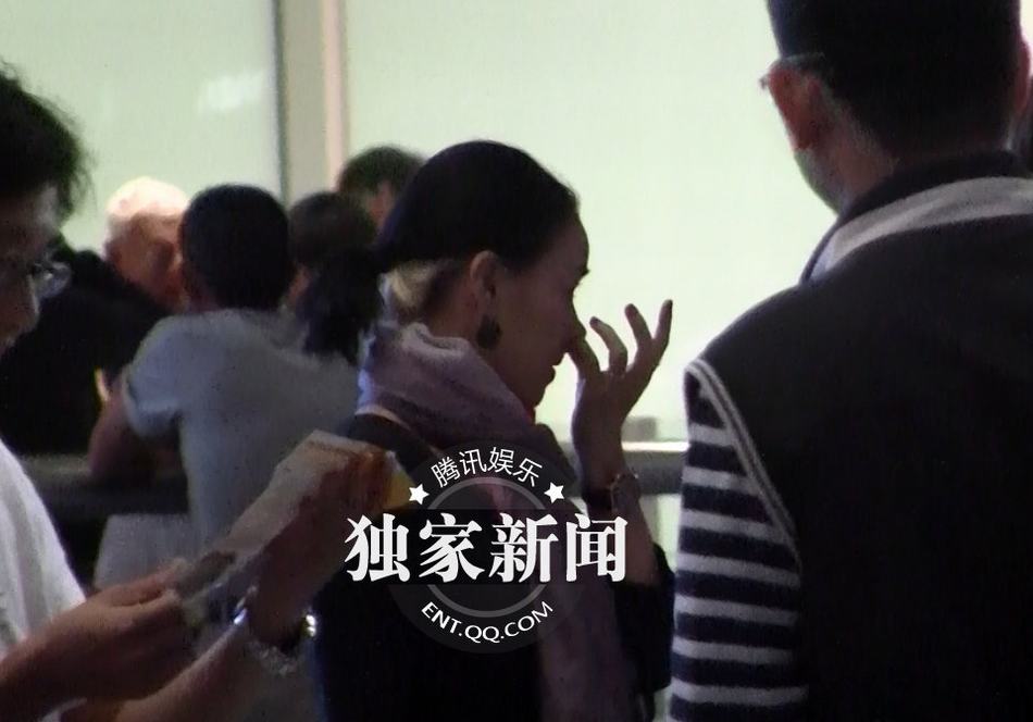 那英回京素顏顯蒼老 機(jī)場(chǎng)當(dāng)眾挖鼻行為不雅