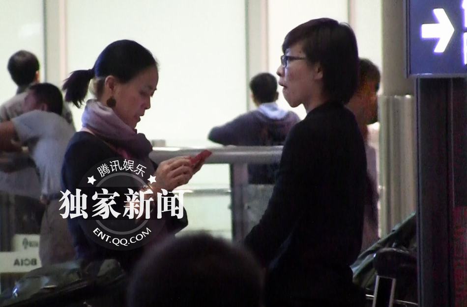 那英回京素顏顯蒼老 機(jī)場當(dāng)眾挖鼻行為不雅