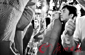 女星進(jìn)了夜店就狂放無(wú)限??！