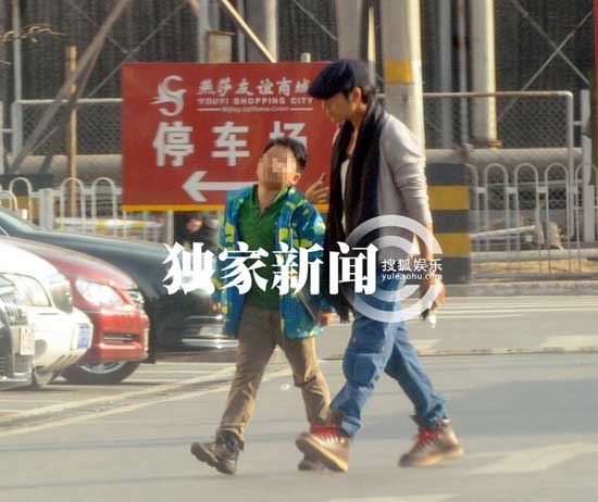 陳坤曬兒子訓(xùn)狗照 9歲優(yōu)優(yōu)側(cè)臉輪廓帥過(guò)老爸