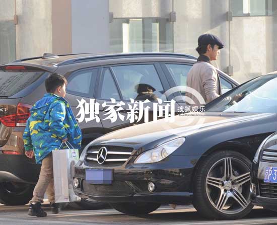 陳坤曬兒子訓(xùn)狗照 9歲優(yōu)優(yōu)側(cè)臉輪廓帥過老爸