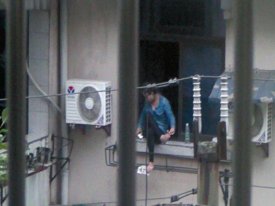 美女坐窗臺(tái)兩個(gè)多小時(shí)，不時(shí)拿起手機(jī)看幾眼，難道是要跳樓自殺？