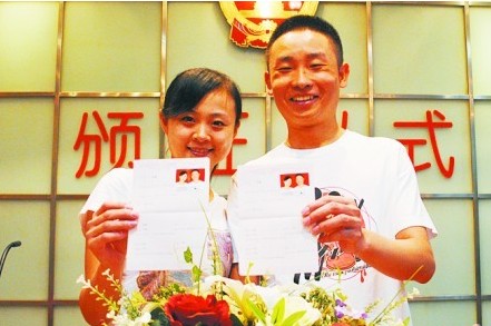 婚姻登記處，前來登記的新人扎堆。