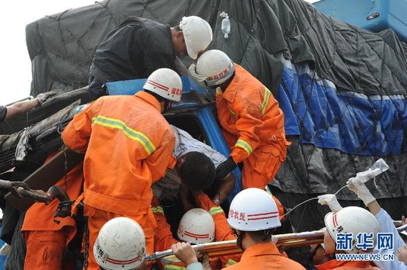 京珠高速湖南段超20輛車(chē)連環(huán)撞 至少3人死亡