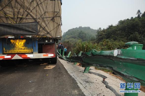 京珠高速湖南段超20輛車(chē)連環(huán)撞 至少3人死亡