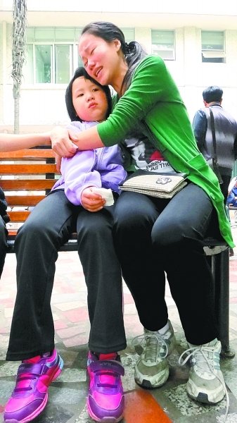 叔叔患病近癱瘓 八歲侄女撿瓶子幫其治病 叔叔患病近癱瘓 八歲侄女撿瓶子幫其治病