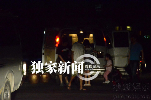 趙薇愛(ài)女小四月坐火車(chē)返京 獲豪華房車(chē)接站