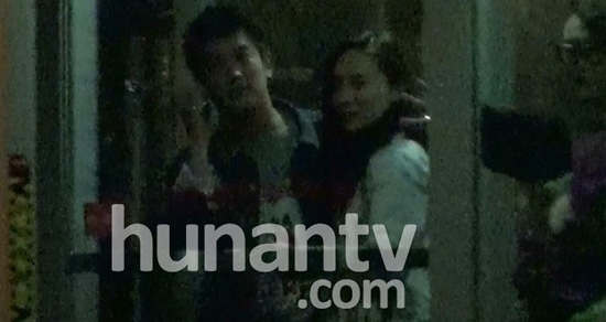 霍思燕深夜與男友開房唱歌 當街坐大腿秀甜蜜