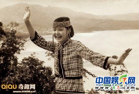 鄧麗君罕見(jiàn)私房照曝光 跳舞秀美腿下廚超清純