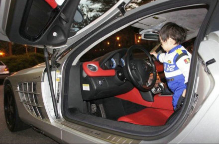 星二代奢華生活 出門都豪車接送