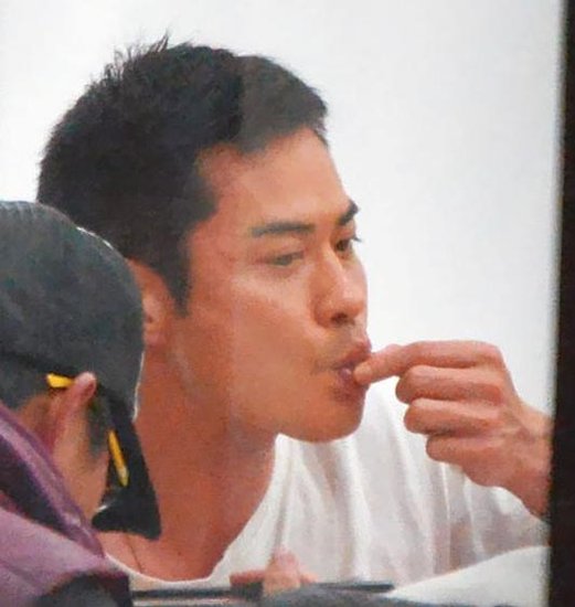 鄭嘉穎挖鼻孔吮吸手指 鄭嘉穎挖鼻孔吮吸手指