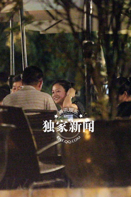 趙薇坐百萬改裝奔馳出行 富婆房車越野都有