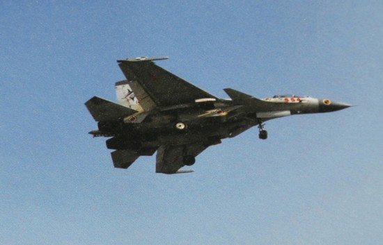 中國(guó)航母艦載機(jī)試飛照曝光:殲15軍中綽號(hào)飛鯊