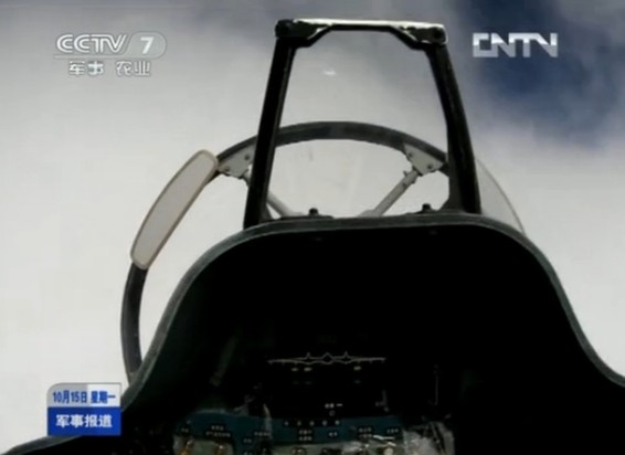 空軍新型飛機雨中飛行訓練照曝光 隊列整齊震撼