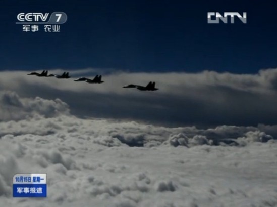 空軍新型飛機雨中飛行訓練照曝光 隊列整齊震撼