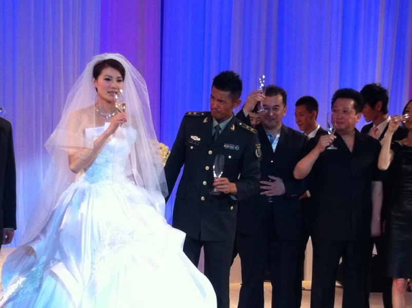 林丹謝杏芳家鄉(xiāng)辦喜宴 游街排場(chǎng)大　