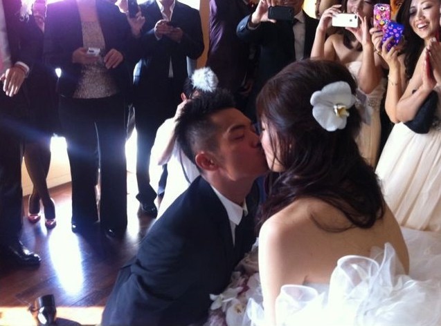 林丹謝杏芳家鄉(xiāng)辦喜宴 游街排場(chǎng)大　