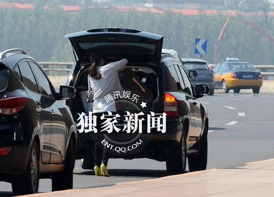 　隨著章子怡與撒貝寧戀情的曝光，小撒搭上了國際巨星，經(jīng)緯則也找到了自己的真愛。