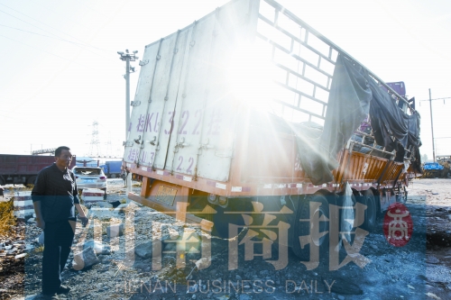 　停車場(chǎng)里，李秋先圍他的貨車查看。在他看來，3.8萬元施救費(fèi)“高得離譜”
