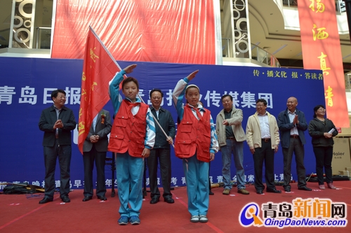 讀者節(jié)今開幕，市委常委、宣傳部長胡紹軍為晚報(bào)小記者團(tuán)授旗