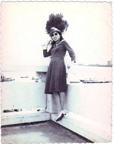 老媽23歲時酷照，后面的樹看上去真的很像爆炸頭哇。1985年6月，攝于玄武湖