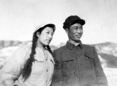 1953年，朝鮮戰(zhàn)爭結(jié)束后，父親歸國，這張父親像張豐毅。