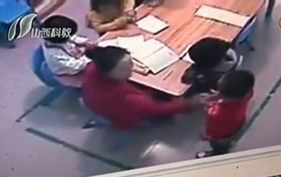 女童因不會算術題被扇數(shù)十耳光