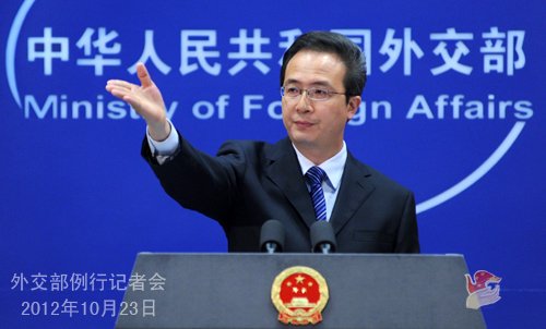 2012年10月23日，外交部發(fā)言人洪磊主持例行記者會。