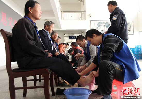 10月23日，重陽(yáng)節(jié)，江蘇省儀征市看守所組織6名表現(xiàn)優(yōu)秀的在押人員和父母一起共度重陽(yáng)節(jié)。6名犯人為父母洗腳、剪指甲，表感恩。