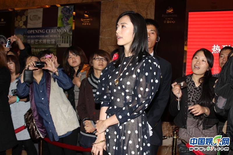 姚晨小透視裝出席活動(dòng)大方透露 已訂婚將領(lǐng)證