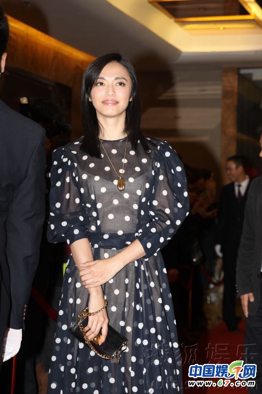 姚晨小透視裝出席活動大方透露 已訂婚將領證