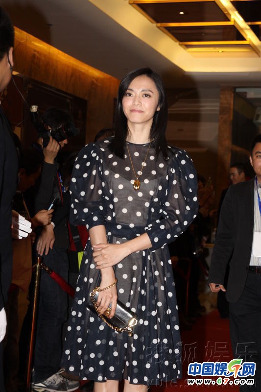 姚晨小透視裝出席活動大方透露 已訂婚將領(lǐng)證