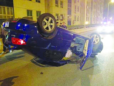 男子酒駕翻車見(jiàn)有人攝像 下跪求別曝光 男子酒駕翻車見(jiàn)有人攝像 下跪求別曝光