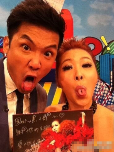 有了微博 明星集體變二貨