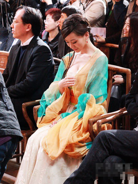 女星煽情搶鏡動(dòng)作 跌爆你眼鏡