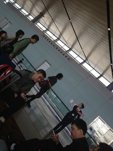 王菲素顏穿萬元無縫連體服亮相機(jī)場 網(wǎng)友：女神怎么上廁所？