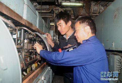（走基層·迎接十八大·圖文互動）（1）最可愛的人，有故事的人——記中國漁政202船釣魚島海域巡航團隊
