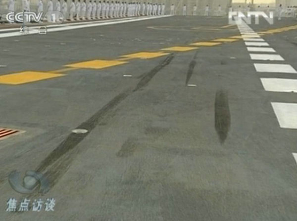 資料圖：甲板上清晰的艦載機(jī)留下的輪胎印。