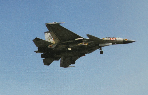 資料圖：殲-15艦載機(jī)的垂直尾翼涂裝有鯊魚標(biāo)志。