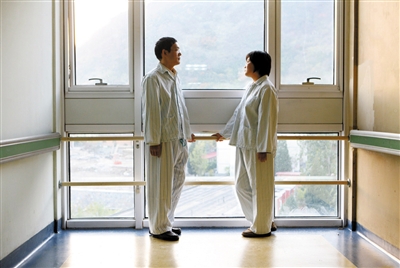 昨日，解放軍309醫(yī)院，丈夫田新丙和妻子蘇丹在病房走廊里聊天。
