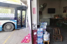 10月31日，株洲云龍示范區(qū)龍頭鋪鎮(zhèn)，T6路公交車(chē)與106路公交車(chē)發(fā)生追尾事故，106路公交車(chē)一頭撞上路邊的民居。圖/記者王偉