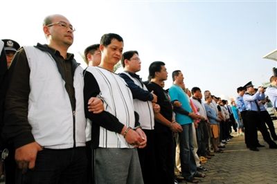 昨日，大陸警方將犯罪嫌疑人移交臺灣執(zhí)法部門。