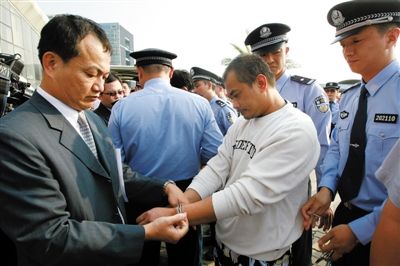 昨日，兩地警方換械移交犯罪嫌疑人儀式現(xiàn)場。