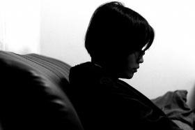 11月1日晚，長(zhǎng)沙市四方坪派出所，犯罪嫌疑人周卉（化名）對(duì)自己潑硫酸的事情后悔不已。圖/記者劉有志 