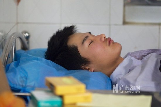 圖為被打傷的保安管飛龍被醫(yī)生診斷為全身多處軟組織挫傷，據(jù)其他保安介紹他到醫(yī)院后神志不是很清楚一直昏睡。 王子榮 攝